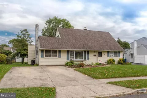 18 Quakeroak Rd, Levittown, PA 19057