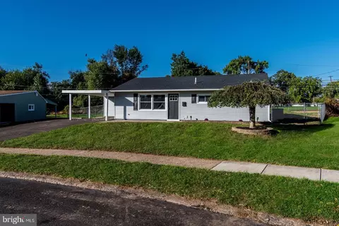 41 Vineyard Rd, Levittown, PA 19057