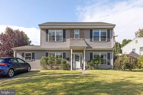 33 Hickory Ln, Levittown, PA 19055