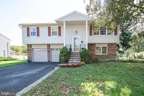 92 Martha Dr, Levittown, PA 19054