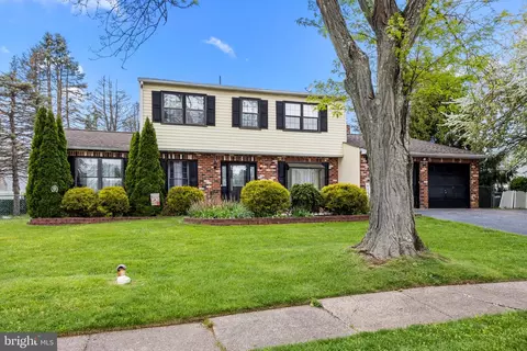 118 Colonial Dr, Langhorne, PA 19047