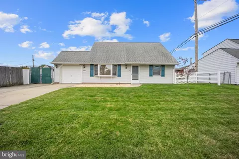347 Indian Creek Dr, Levittown, PA 19057
