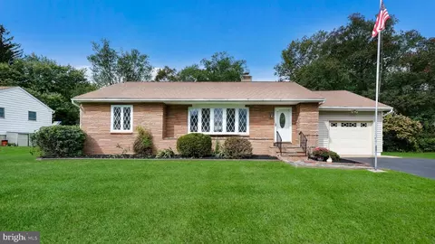 35 E Hillcrest Ave, Chalfont, PA 18914