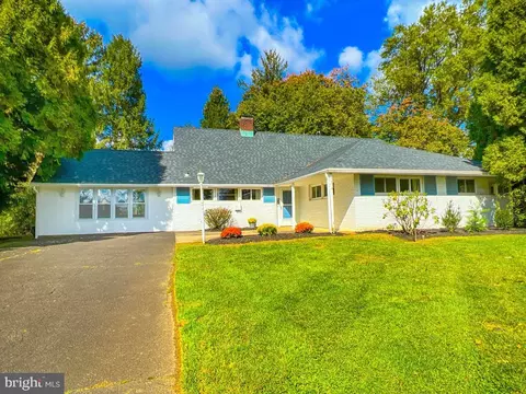 37 Full Turn Rd, Levittown, PA 19056