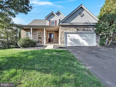717 S Settlers Cir, Warrington, PA 18976
