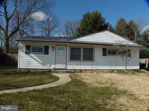 20 Birch Dr, Levittown, PA 19054