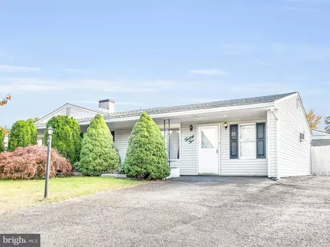 22 Shepherd Ln, Levittown, PA 19055