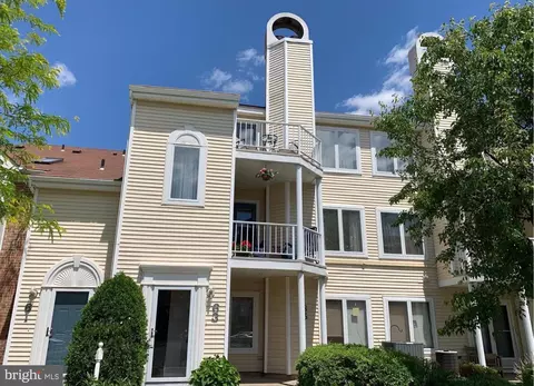 63 Pamela Ct, Levittown, PA 19057