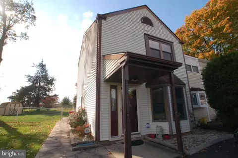 623 Chaucer Ct, Warminster, PA 18974