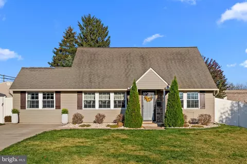 24 Viaduct Ln, Levittown, PA 19054