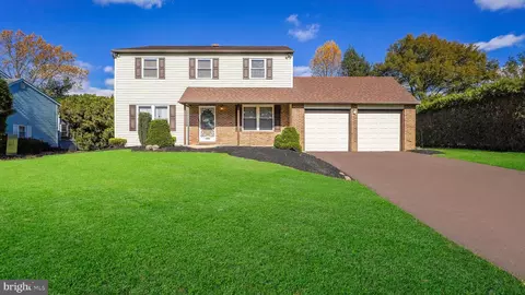 694 Woodlyn Dr, Feasterville Trevose, PA 19053