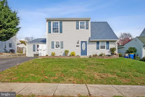 32 Aspen Ln, Levittown, PA 19055