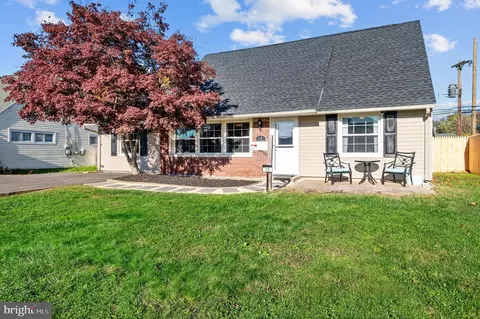 20 Middle Rd, Levittown, PA 19056