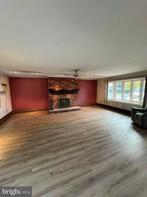 164 Farmbrook Dr, Levittown, PA 19055 photo 2