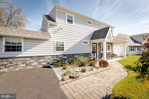 24 Cornflower Ln, Levittown, PA 19055