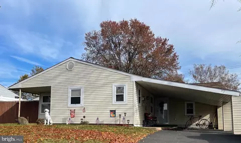 53 Vista Rd, Levittown, PA 19057