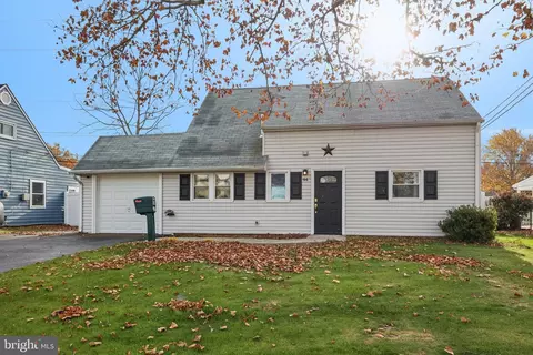 94 Coral Ln, Levittown, PA 19055