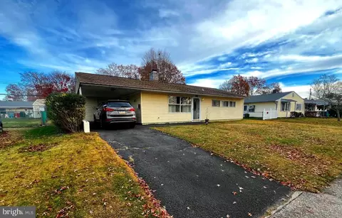 36 Old Spruce Ln, Levittown, PA 19055