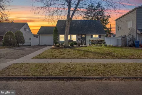 53 Kentucky Ln, Levittown, PA 19055