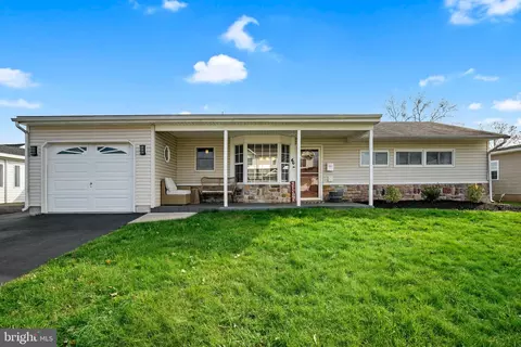 46 Cherry Ln, Levittown, PA 19055