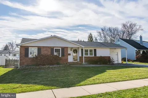 89 Hedgerow Dr, Morrisville, PA 19067