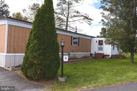8 Fairway Cir, Quakertown, PA 18951