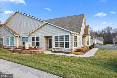 802 Persimmon Ln, Langhorne, PA 19047