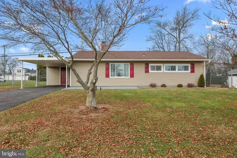 226 Magnolia Dr, Levittown, PA 19054