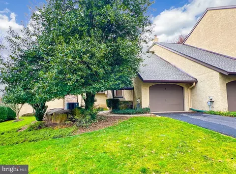 8 Golf Club Dr, Langhorne, PA 19047