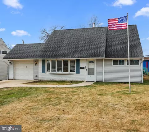 19 Macintosh Rd, Levittown, PA 19056