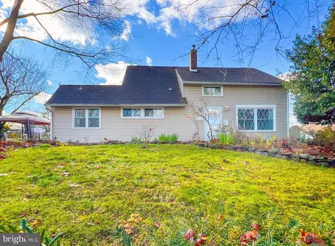 389 Holly Dr, Levittown, PA 19055