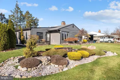 1 Shelter Ln, Levittown, PA 19055