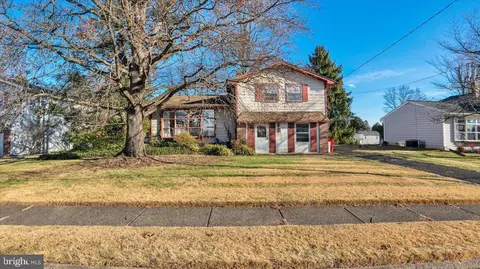 737 Boxwood Dr, Warminster, PA 18974