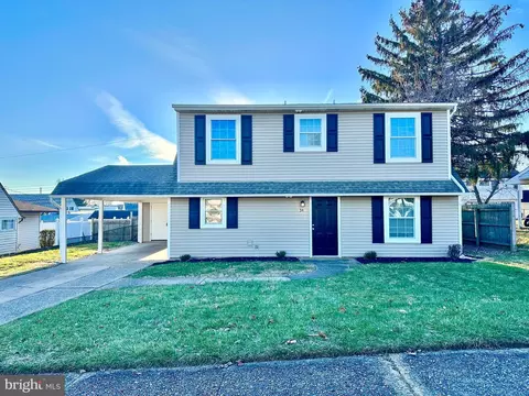 34 Holly Dr, Levittown, PA 19055