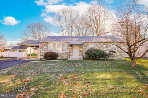 825 Valley Rd, Warminster, PA 18974