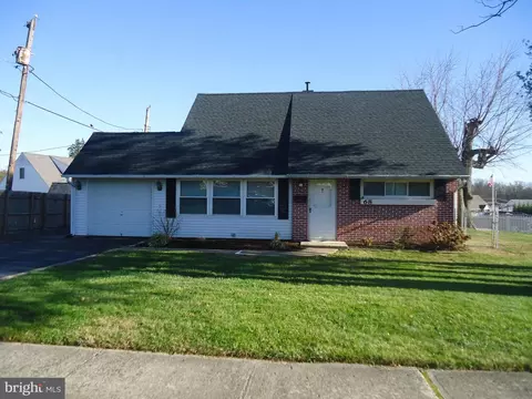 68 Vermillion Ln, Levittown, PA 19054