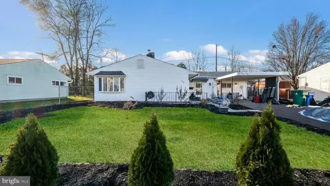 35 Daffodil Ln, Levittown, PA 19055
