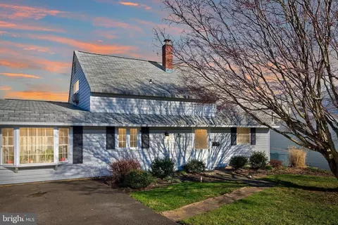 26 Apricot Ln, Levittown, PA 19055