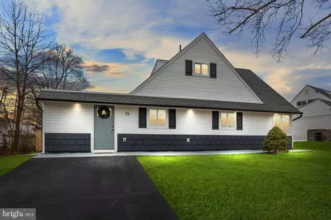 15 River Ln, Levittown, PA 19055