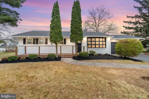 18 Haycock Dr, Kintnersville, PA 18930