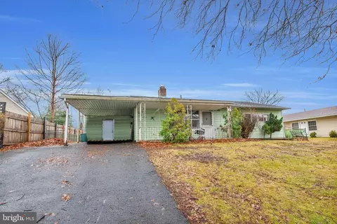 304 Oaktree Dr, Levittown, PA 19055