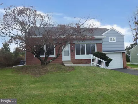 205 Colonial Dr, Warminster, PA 18974