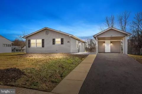 54 Thimbleberry Ln, Levittown, PA 19054