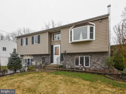 1406 Kingsley Dr, Warminster, PA 18974