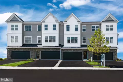 16 Warren Dr #8, Chalfont, PA 18914