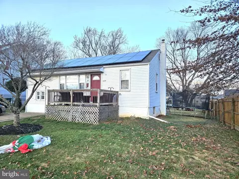 1035 Green Ln, Levittown, PA 19057