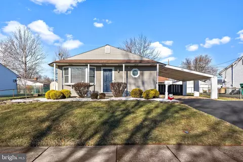 186 Crabtree Dr, Levittown, PA 19055