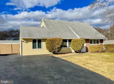75 Vermillion Dr, Levittown, PA 19054