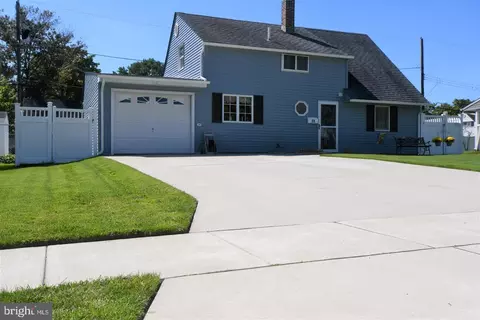 23 Grand Pine Rd, Levittown, PA 19057