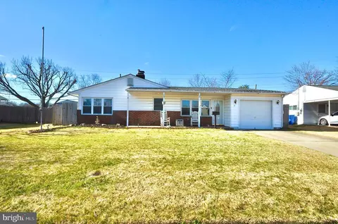 17 Disk Ln, Levittown, PA 19055
